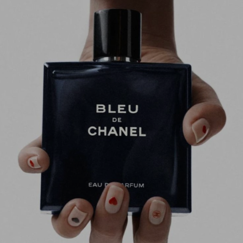 Chai tinh dầu nước hoa Blue de Chanel màu xanh sang trọng người cầm
