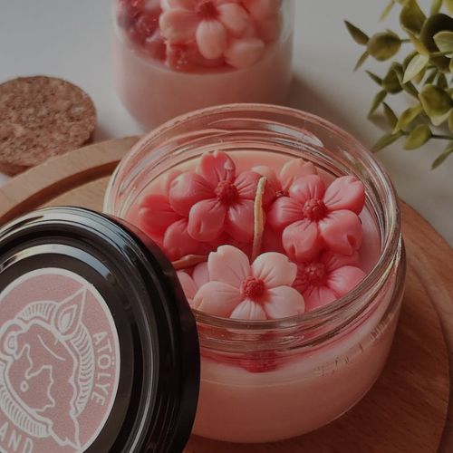 tinh dầu nến cherry blossom đặt trên bàn